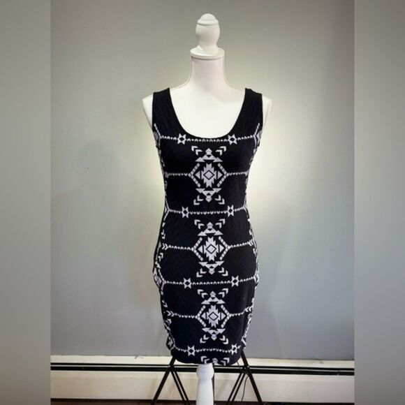 Xhilaration Dresses & Skirts - CLEARANCE! Black/White Xhilaration Patterned Bodycon Minidress Size S EUC